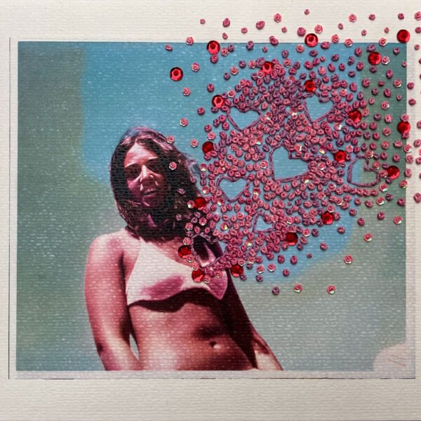 MY MOM, BEFORE BEING MY MOM - 

Fotografía impresa sobre papel de acuarela de 300g. Bordada a mano con lentejuelas e hilos de algodón. 

Medidas: 20x30cm 

VENDIDA / A pedido con tu foto