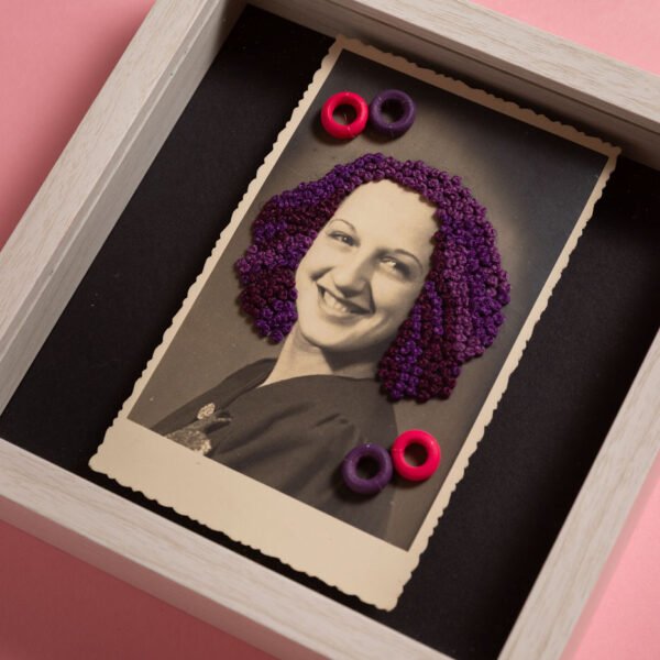 Fotografía del álbum familiar de la artista.
 
Bordada con hilos de algodón y apliques de madera. 

Medias con marco: 16x16x3,5 cm 
- Marco BOX - Fotografía flotante -

Pieza única - A PEDIDO CON TU FOTO