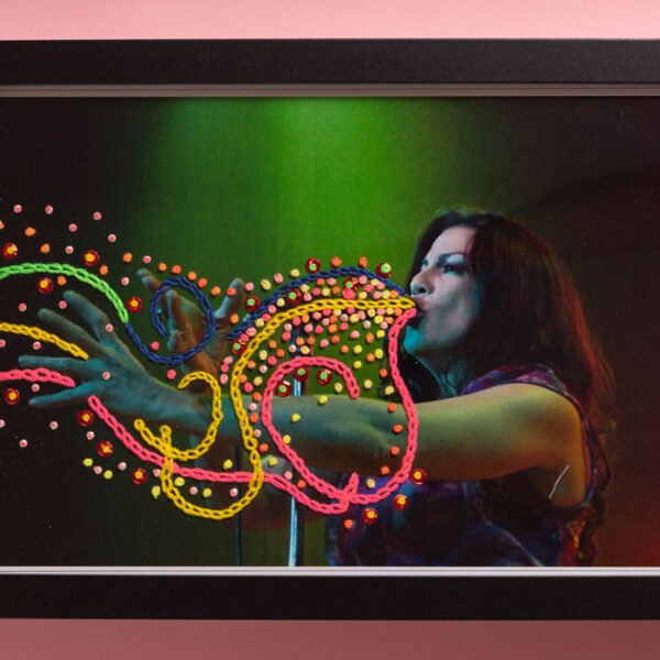 La cantante MimiMaura en vivo durante un show en Buenos Aires en el 2008. 
Toma e impresión digitales. 
Bordado a mano con hilos y lentejuelas en Valencia, España, 2026.

Medidas con marco: 20x30cm 

Pieza única / DISPONIBLE