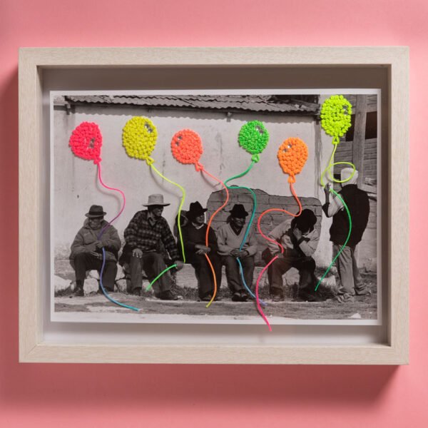 "Fun Times" Fotografía B&N analógica. Impresa de forma artesanal. Tomada en Copacabana, Bolivia en 2007. Bordada a mano con hilos fluorescentes en Valencia, España, 2026.

Medidas: 21x26cm - Marco BOX - Fotografía flotante -

Pieza única / DISPONIBLE