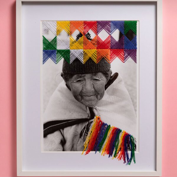 WIPHALA 
Fotografía B&N analógica. Impresa de forma artesanal. Tomada en Copacabana, Bolivia en 2007. Bordada con hilos de algodón en Valencia, ESpaña, 2025. Este bordado con sus colores representa la bandera de los pueblos originarios.

Medidas con marco 25x31cm 

Pieza única / DISPONIBLE